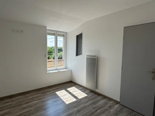 ENSEMBLE DE DEUX MAISONS DE VILLAGE RENOVÉES AVEC GARAGE ET JARDIN