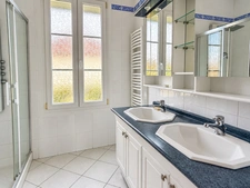 MAISON DE MAÎTRE AVEC PISCINE ET DÉPENDANCE