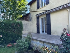 ENSEMBLE DE DEUX MAISONS DE VILLAGE RENOVÉES AVEC GARAGE ET JARDIN