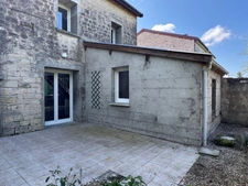 ENSEMBLE DE DEUX MAISONS DE VILLAGE RENOVÉES AVEC GARAGE ET JARDIN