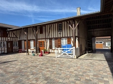 CORPS DE FERME RÉNOVÉ AVEC DÉPENDANCES ET PARC ARBORÉ