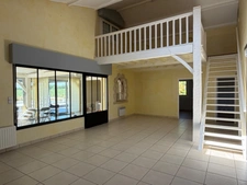VILLA AVEC PISCINE DÉPENDANCES HABITABLES ET PARC ARBORÉ