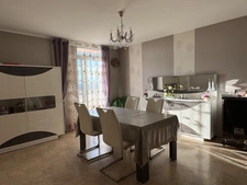 APPARTEMENT 3 CHAMBRES, GARAGE, STATIONNEMENT PRIVATIF ET CAVE