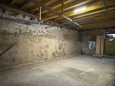 MAISON EN PIERRES RÉNOVÉE AVEC VASTE GARAGE