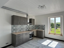 ENSEMBLE DE DEUX MAISONS DE VILLAGE RENOVÉES AVEC GARAGE ET JARDIN