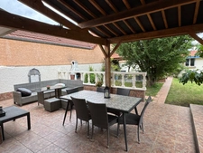 MAISON DE VILLE, GRANDE PIÈCE DE VIE, 4 CHAMBRES ET BEAU JARDIN PAYSAGÉ