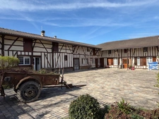 CORPS DE FERME RÉNOVÉ AVEC DÉPENDANCES ET PARC ARBORÉ