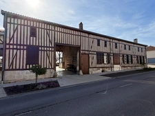 CORPS DE FERME RÉNOVÉ AVEC DÉPENDANCES ET PARC ARBORÉ