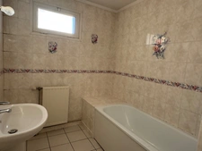 APPARTEMENT AVEC GRANDE PIÈCE DE VIE ET TERRASSE