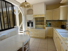 VILLA AVEC PISCINE DÉPENDANCES HABITABLES ET PARC ARBORÉ