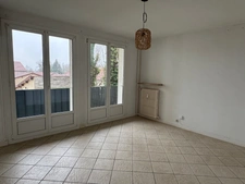 APPARTEMENT 3 CHAMBRES, BALCON, CAVE ET PLACE DE PARKING