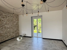 ENSEMBLE DE DEUX MAISONS DE VILLAGE RENOVÉES AVEC GARAGE ET JARDIN