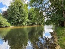 MAISON EN PIERRE 4 CHAMBRES AVEC GRANGE ET PARC ARBORÉ BORDÉ PAR UNE RIVIÈRE