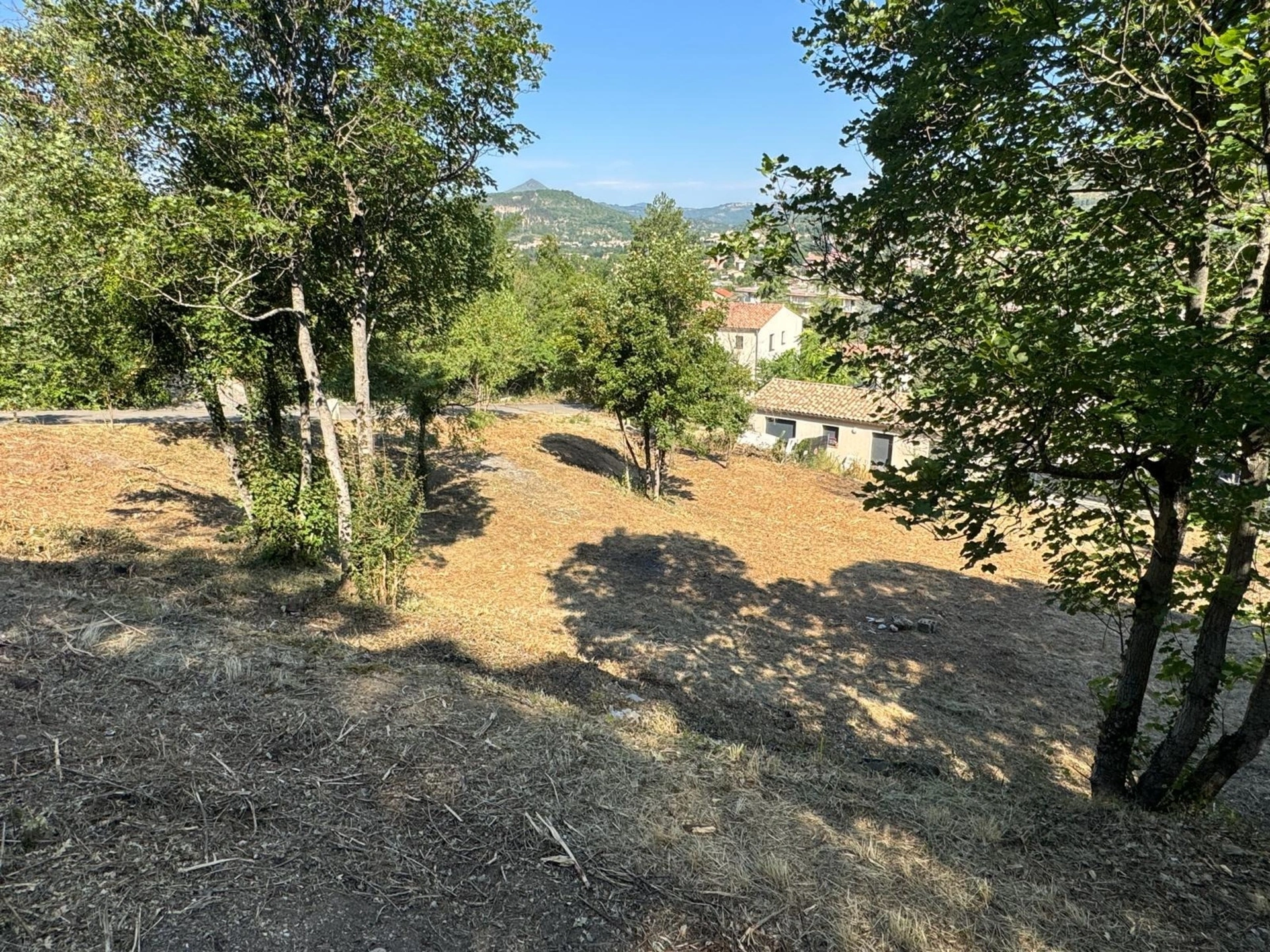 À vendre – Terrain constructible viabilisé de 628 m² à Digne-les-Bains, quartier Chabasse (04000) · à Digne les Bains · 102 9