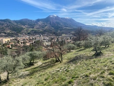 Terrain constructible 633 m² libre constructeur – Vue panoramique Le Cousson & Oliveraie