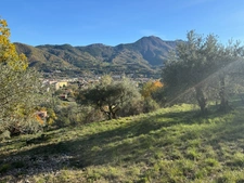 Terrain constructible 633 m² libre constructeur – Vue panoramique Le Cousson & Oliveraie