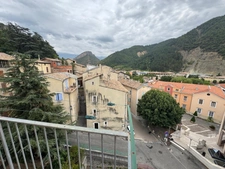 Appartement T4 lumineux avec ascenseur, cave et parking – Centre-ville de Digne-les-Bains