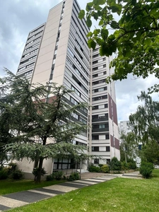 Résidence en bon état, F3 67 m² proche métro et commerces