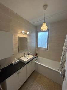 Résidence en bon état, F3 67 m² proche métro et commerces