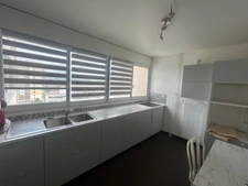 Résidence en bon état, F3 67 m² proche métro et commerces