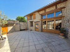 EXCLUSIVITE / Superbe maison avec dépendances, cour, terrasse et jardin / 63160 Chas
