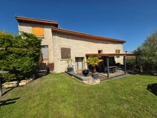EXCLUSIVITE / Superbe maison avec dépendances, cour, terrasse et jardin / 63160 Chas