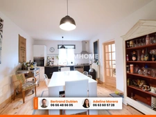 EXCLUSIVITE / Superbe maison de ville rénovée avec terrasse, cour, garage et cave / 63160 Billom