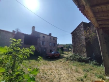 Exclusivité / Très beau corps de ferme avec terrain à rénover / 63520 St Jean des Ollières 