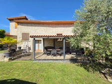 EXCLUSIVITE / Superbe maison avec dépendances, cour, terrasse et jardin / 63160 Chas