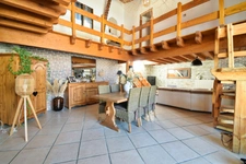 EXCLUSIVITE / Superbe maison avec dépendances, cour, terrasse et jardin / 63160 Chas