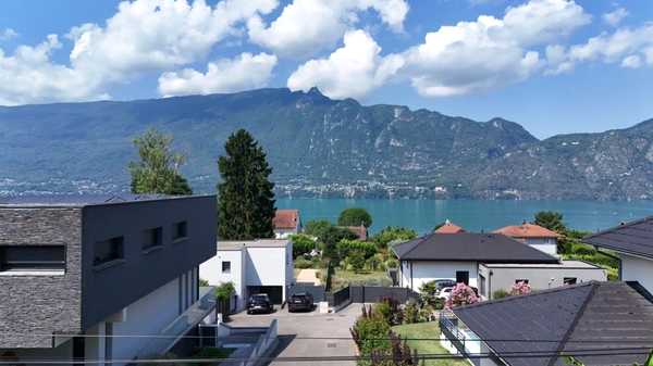 Tresserve (vue lac du Bourget)  tenements immobilier de 280 m2 env avec corps de ferme, garage, atelier.