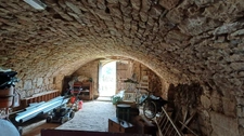 Belle maison en pierre avec sol en pisé, sur plus de 5ha avec étang