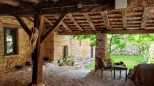 Belle maison en pierre avec sol en pisé, sur plus de 5ha avec étang
