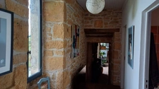 Belle maison en pierre avec sol en pisé, sur plus de 5ha avec étang
