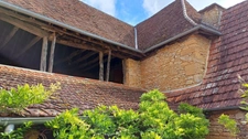 Belle maison en pierre avec sol en pisé, sur plus de 5ha avec étang