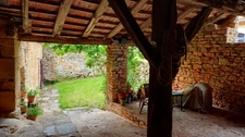 Belle maison en pierre avec sol en pisé, sur plus de 5ha avec étang