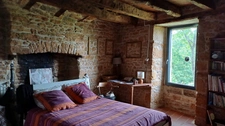 Belle maison en pierre avec sol en pisé, sur plus de 5ha avec étang