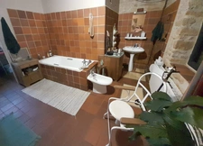 Belle maison en pierre avec sol en pisé, sur plus de 5ha avec étang