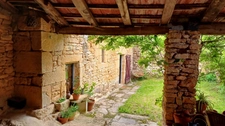 Belle maison en pierre avec sol en pisé, sur plus de 5ha avec étang