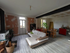 Au cœur de Sepmes, charmant village à 5 mn de Ste Maure et de l'autoroute A10, belle maison en pierre de 140 m² habitables sur 1495 m² de terrain.