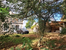 L'Île Bouchard, très belle demeure de caractère offrant 220 m² habitables, sur un parc arboré de 5 345 m², 7 chambres, nombreuses dépendances, cave et piscine.