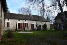 Marcé/Esves - Ancien moulin et ses nombreuses dépendances - Maison principale, grange, 2 gîtes + autres dépendances - Terrain de 5000 m²