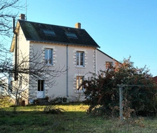 Au cœur de Sepmes, charmant village à 5 mn de Ste Maure et de l'autoroute A10, belle maison en pierre de 140 m² habitables sur 1495 m² de terrain.