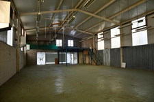 VENTE ou LOCATION - Centre ville de l'Ile Bouchard, beau local d'activité - 310 m² au sol et belle vitrine - Nombreuses possibilités d'aménagement