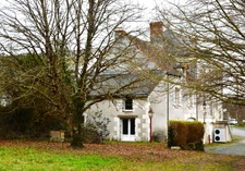 LE GRAND PRESSIGNY (Sud 37), belle maison de caractère composée de 3 logements indépendants et offrant 259 m² habitables pour 11 pièces, sur un terrain arboré d'environ 7 360 m².