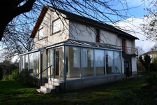 Mauprévoir centre, maison sur 2 niveaux offrant plus de 90 m² habitables avec 3 chambres, sur un terrain clos et arboré de 1 706 m²