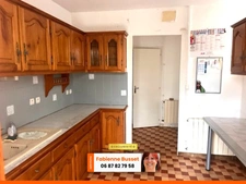 Mauprévoir centre, maison sur 2 niveaux offrant plus de 90 m² habitables avec 3 chambres, sur un terrain clos et arboré de 1 706 m²