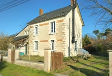 Au cœur de Sepmes, charmant village à 5 mn de Ste Maure et de l'autoroute A10, belle maison en pierre de 140 m² habitables sur 1495 m² de terrain.