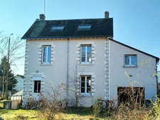 Au cœur de Sepmes, charmant village à 5 mn de Ste Maure et de l'autoroute A10, belle maison en pierre de 140 m² habitables sur 1495 m² de terrain.
