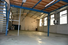 VENTE ou LOCATION - Centre ville de l'Ile Bouchard, beau local d'activité - 310 m² au sol et belle vitrine - Nombreuses possibilités d'aménagement